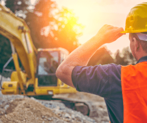 Pelle mécanique et travailleur sur un chantier de construction