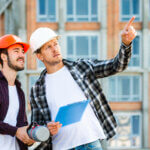 Client et promoteur immobilier sur le chantier